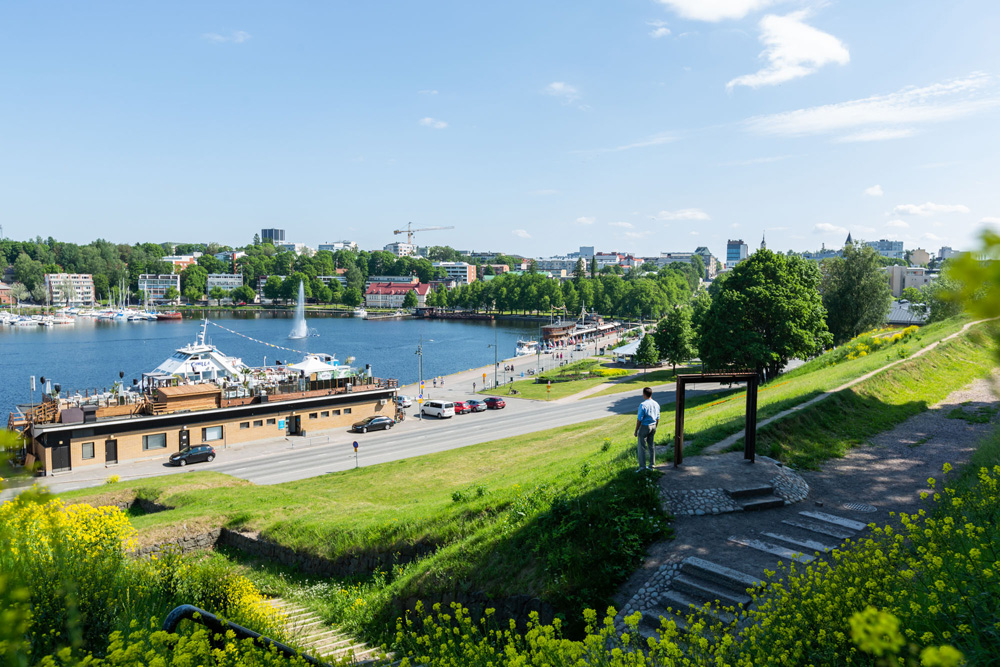 Mies linnoituksen valleilla katsomassa kaupunginlahden suuntaan.